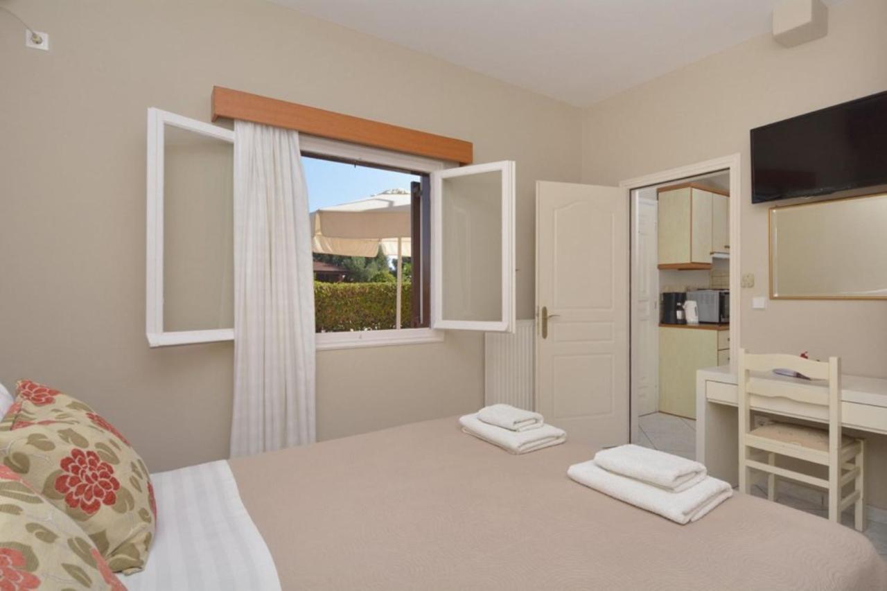 Bella Vista Studios And Apartments Lixouri Exterior photo